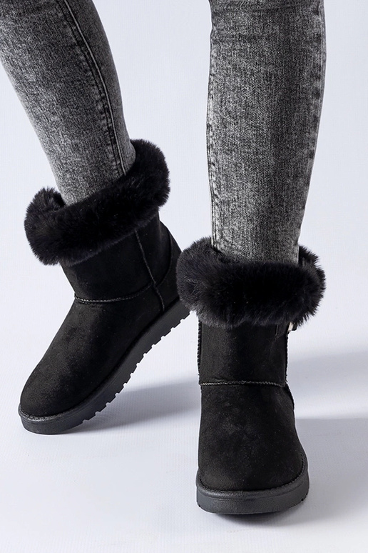 Schwarze, pelzgefütterte...