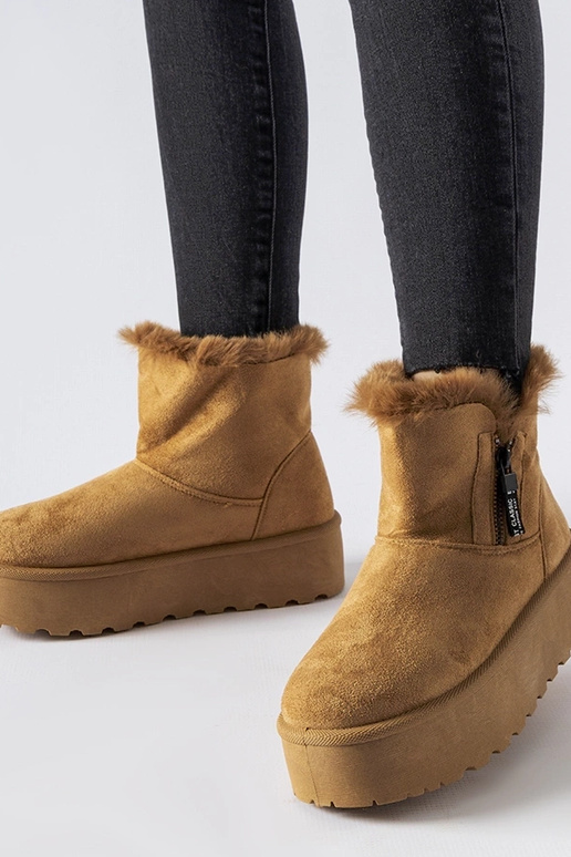 Braune Schneestiefel auf Plattform...