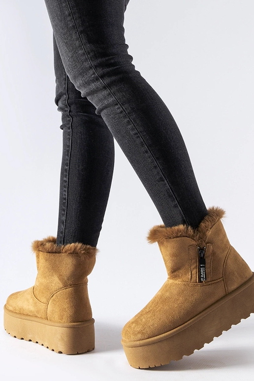 Braune Schneestiefel auf Plattform...