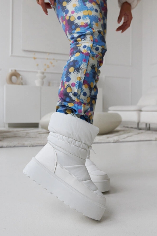 Weiße gefütterte Schneestiefel auf...