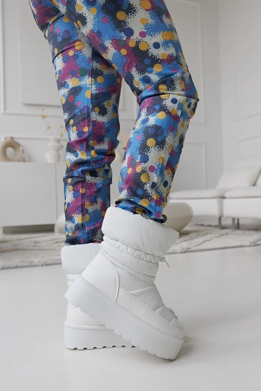 Weiße gefütterte Schneestiefel auf...