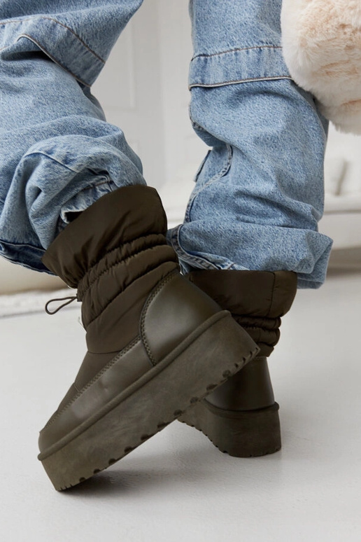 Grüne isolierte Schneestiefel auf der...