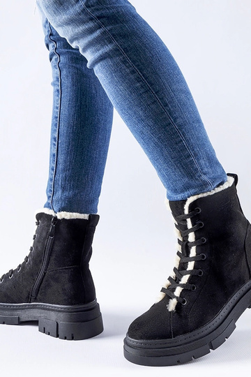 Schwarze isolierte Schuhe... 2