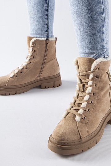 Beige isolierte Schuhe aus...