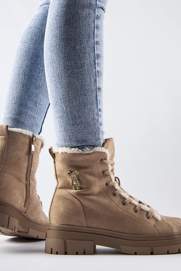 Beige isolierte Schuhe aus... 2