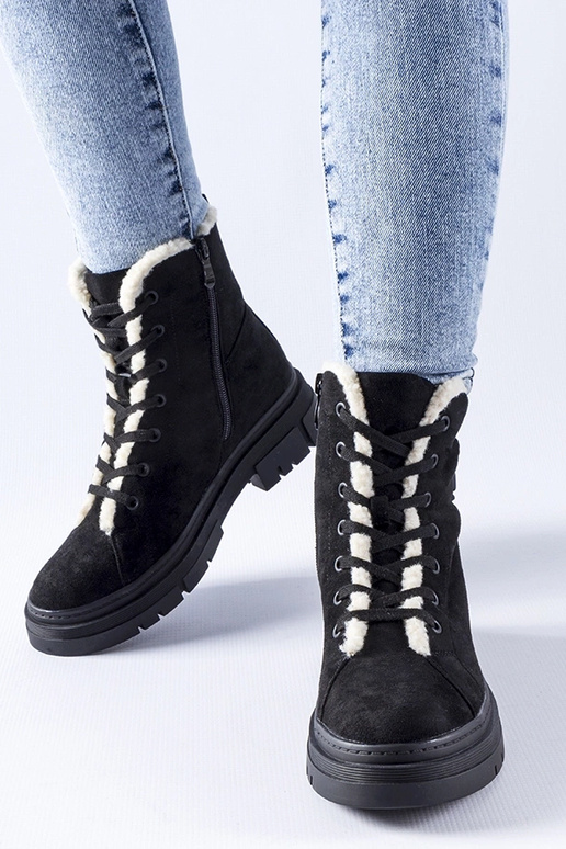 Schwarze isolierte Schuhe aus...