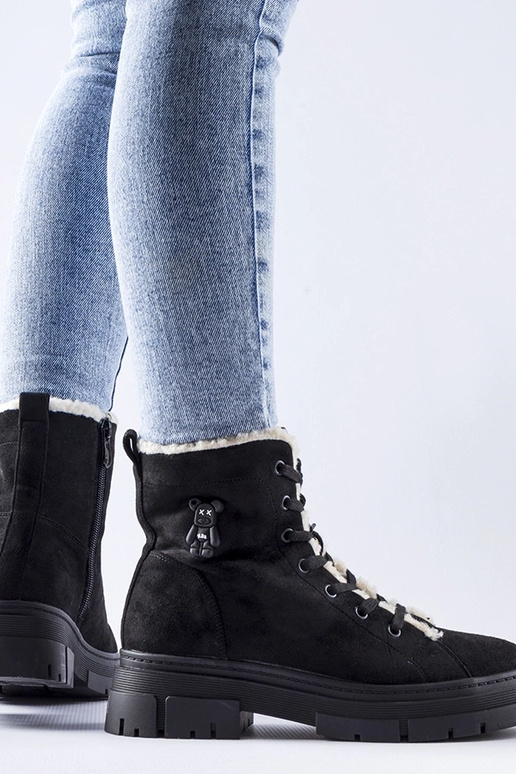 Schwarze isolierte Schuhe aus...