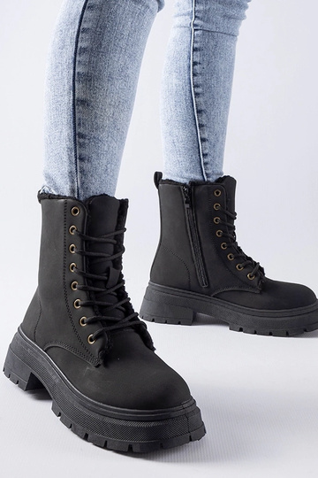 Schwarze gefütterte...