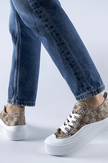 Braune Sneaker verziert mit...