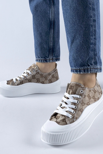 Braune Sneaker verziert mit dem Cavi-Monogramm 2