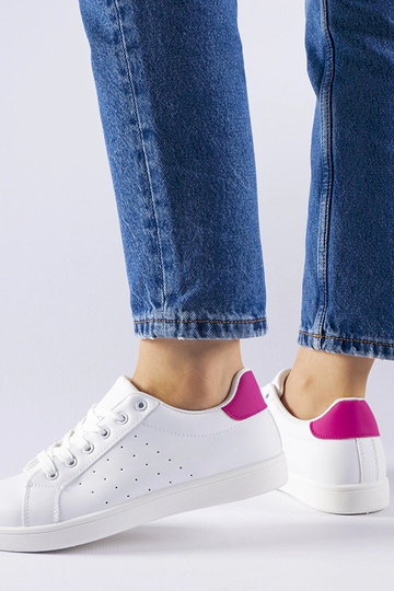 Weiß-rosafarbene Sneakers...