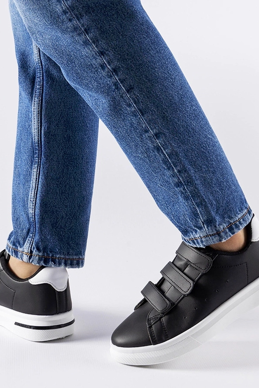 Schwarze Sneaker mit Klettverschluss...