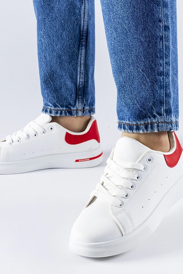 Rote und weiße Sneaker... 2