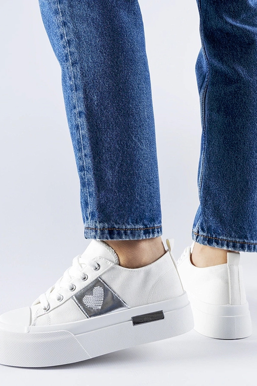 Weiße und silberne Plateau-Sneakers...