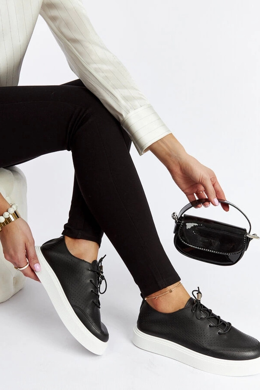 Schwarze, perforierte Sneakers...