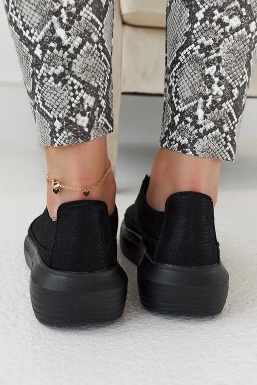 Schwarze Damen-Sneaker auf der... Schwarze Damen-Sneaker auf der...