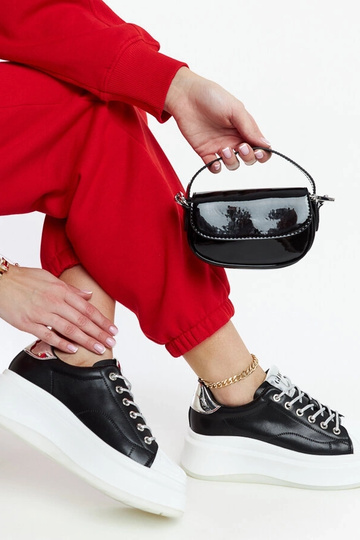 Schwarze Plateau-Sneakers... 2