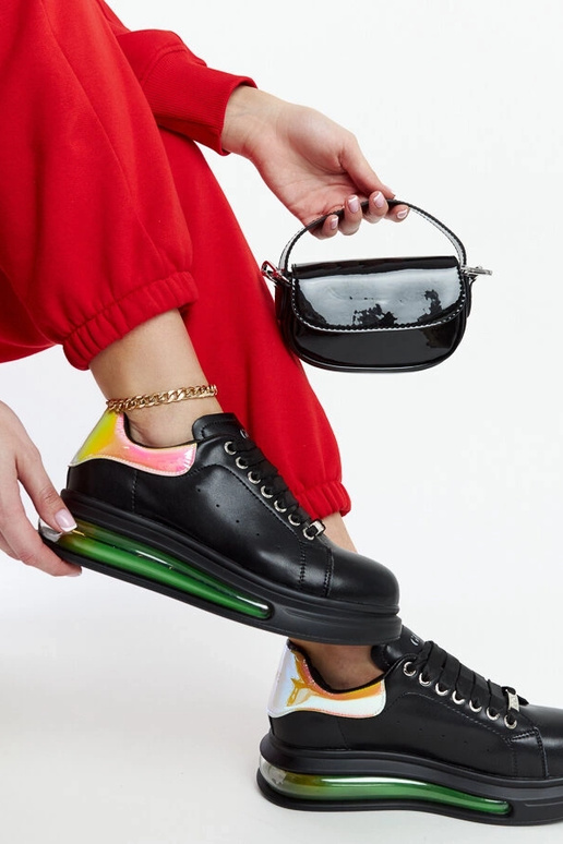 Schwarze Sneakers auf der Plattform... Schwarze Sneakers auf der Plattform...