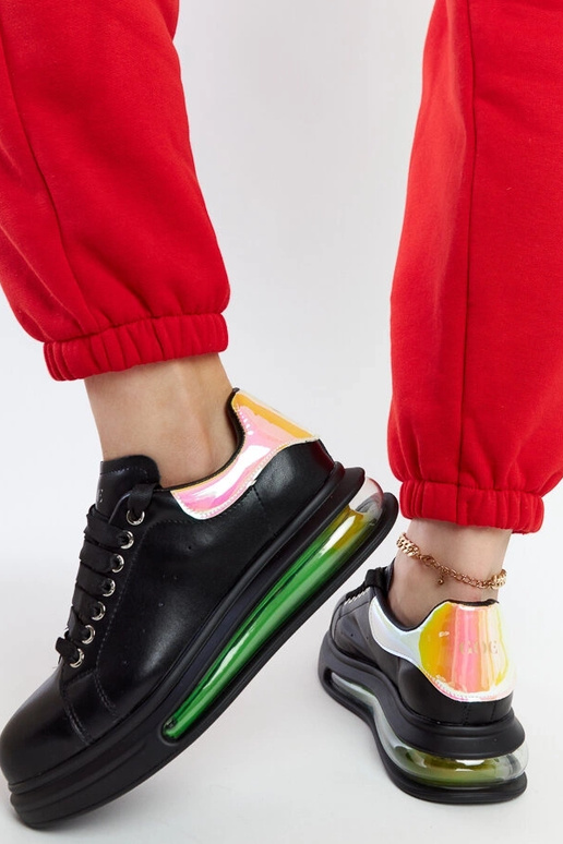 Schwarze Sneakers auf der Plattform... Schwarze Sneakers auf der Plattform...