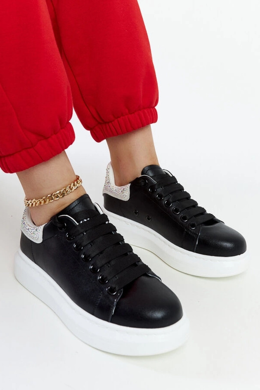 Schwarze Sneakers auf der Plattform...