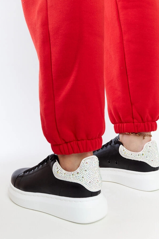 Schwarze Sneakers auf der Plattform...