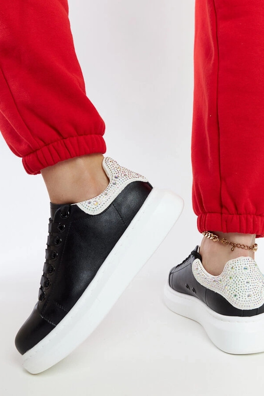 Schwarze Sneakers auf der Plattform...