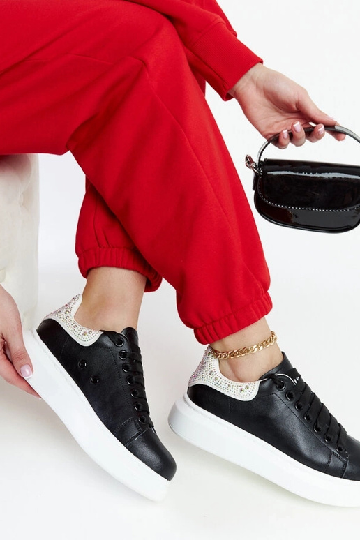 Schwarze Sneakers auf der Plattform...