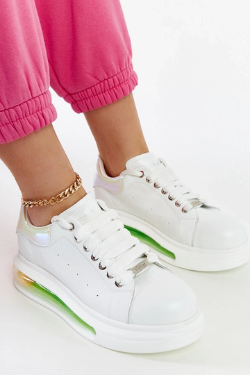 Weiße Sneakers auf der Plattform GOE NN2N4029