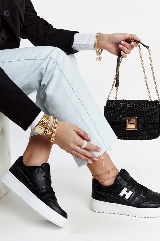 Schwarze Sneaker auf weißem Plateau... Schwarze Sneaker auf weißem Plateau...