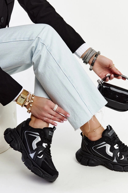 Schwarze Sneaker mit massiver... Schwarze Sneaker mit massiver...