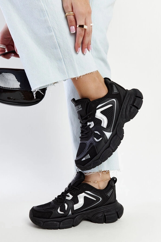 Schwarze Sneaker mit massiver... Schwarze Sneaker mit massiver...