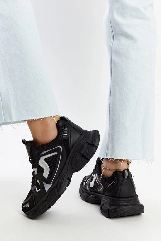 Schwarze Sneaker mit massiver... Schwarze Sneaker mit massiver...