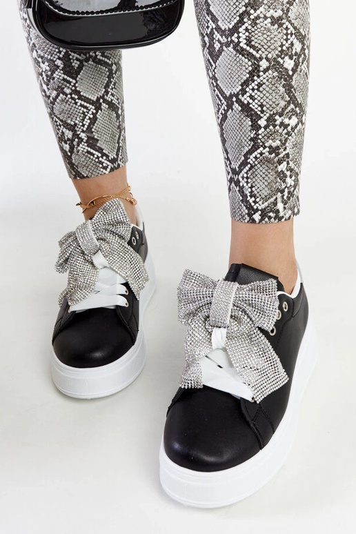 Schwarze Sneakers auf hohem Plateau... Schwarze Sneakers auf hohem Plateau...