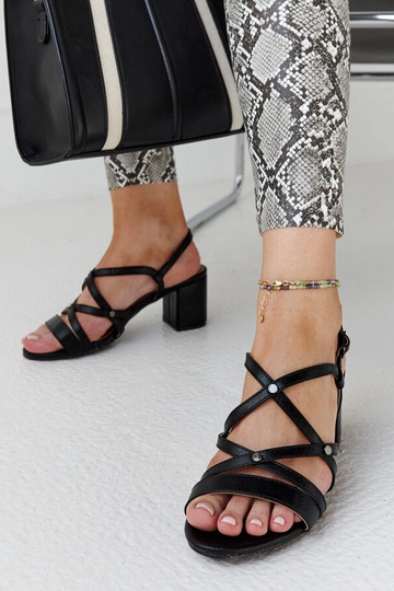 Schwarze Sandalen mit Absatz von Karmen 2