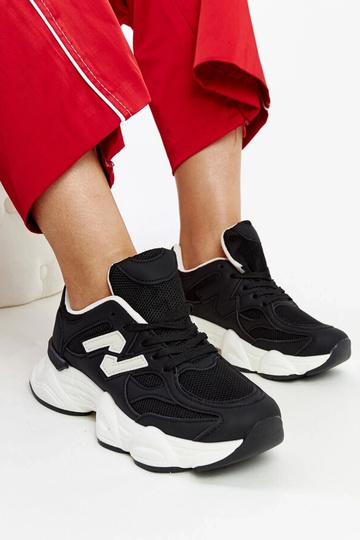 Schwarze Sneaker mit massiver Gergely-Sohle