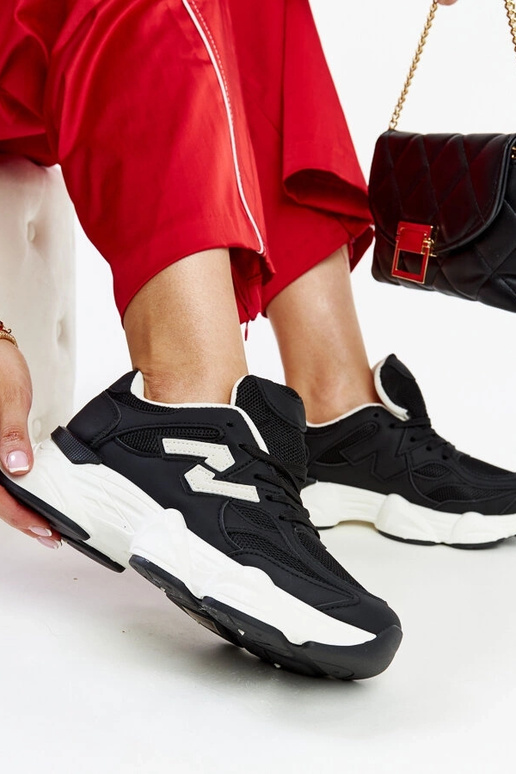 Schwarze Sneaker mit massiver...