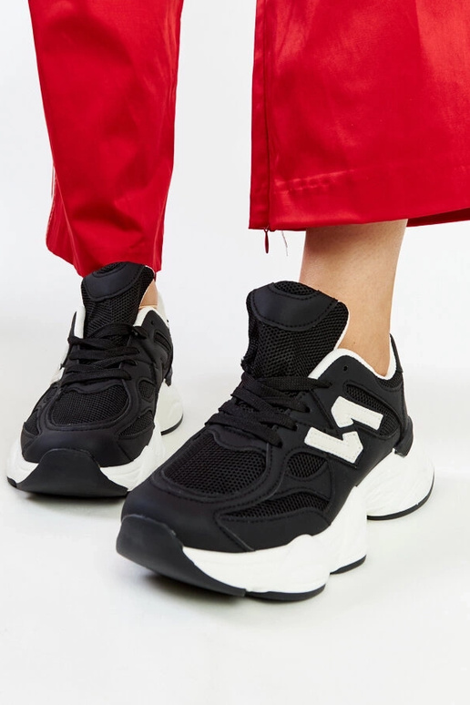 Schwarze Sneaker mit massiver...