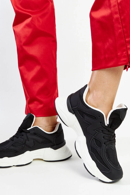 Schwarze Sneaker mit massiver...