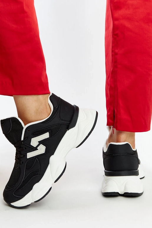 Schwarze Sneaker mit massiver...