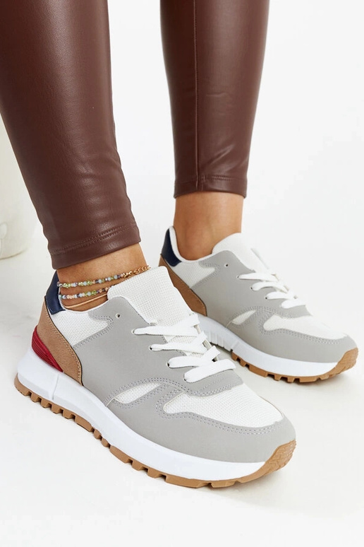 Mehrfarbige Sneaker auf der... Mehrfarbige Sneaker auf der...