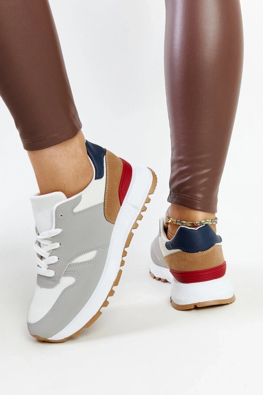 Mehrfarbige Sneaker auf der... Mehrfarbige Sneaker auf der...