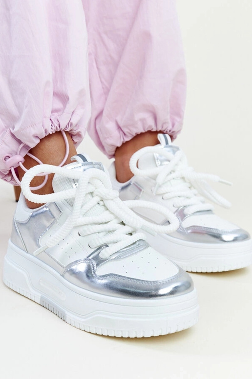 Weiße und silberne Sneakers mit hohem...