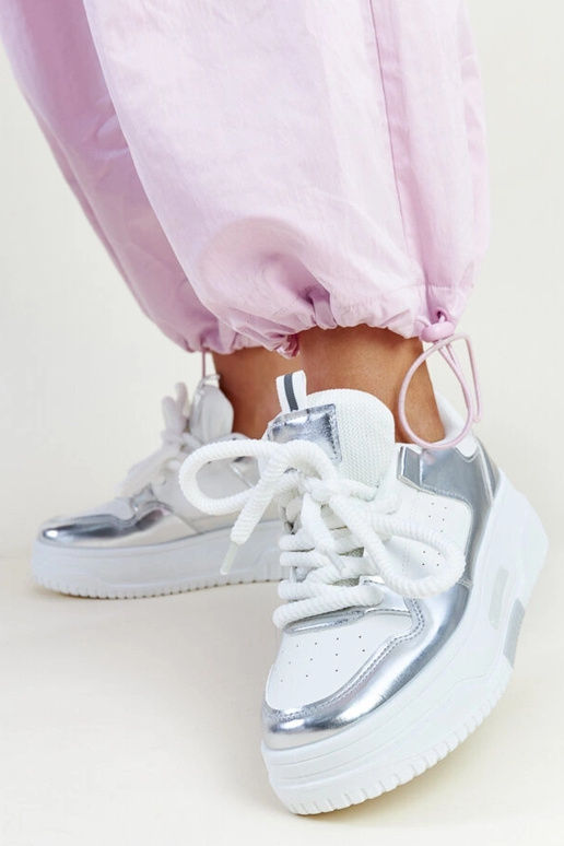 Weiße und silberne Sneakers mit hohem...