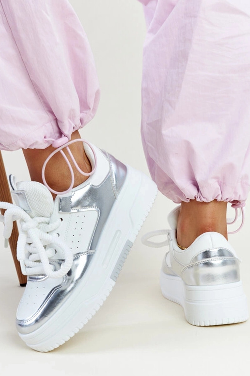 Weiße und silberne Sneakers mit hohem...