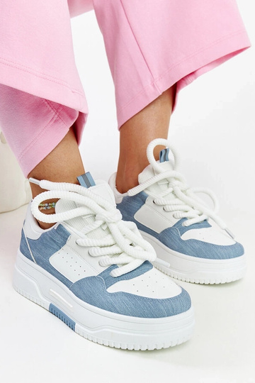 Weiß-blaue Sneakers auf...