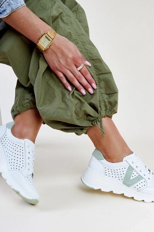 Weiße Leder-Sneaker mit Lochmuster... Weiße Leder-Sneaker mit Lochmuster...