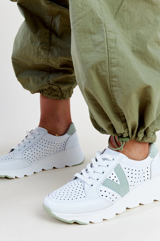 Weiße Leder-Sneaker mit Lochmuster... Weiße Leder-Sneaker mit Lochmuster...