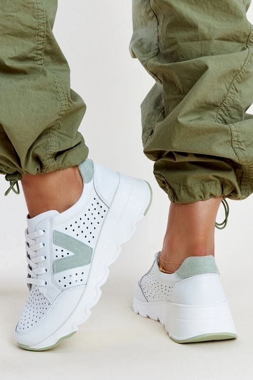 Weiße Leder-Sneaker mit Lochmuster... Weiße Leder-Sneaker mit Lochmuster...