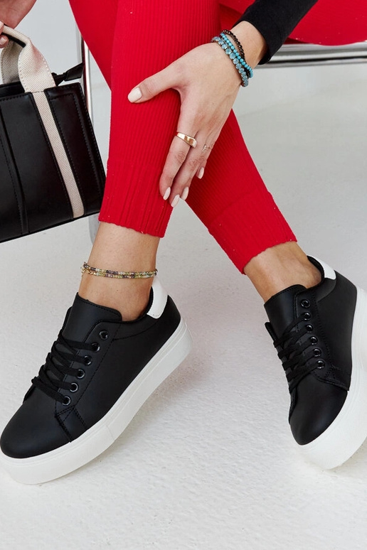 Schwarz-weiße Sneaker mit dicker... Schwarz-weiße Sneaker mit dicker...