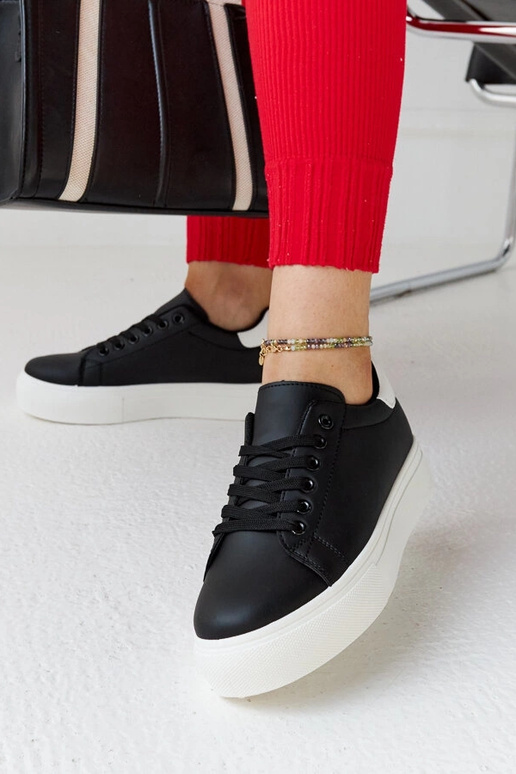 Schwarz-weiße Sneaker mit dicker... Schwarz-weiße Sneaker mit dicker...